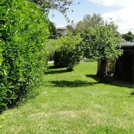 Holiday home Meuble De Tourisme Familial Bord De
